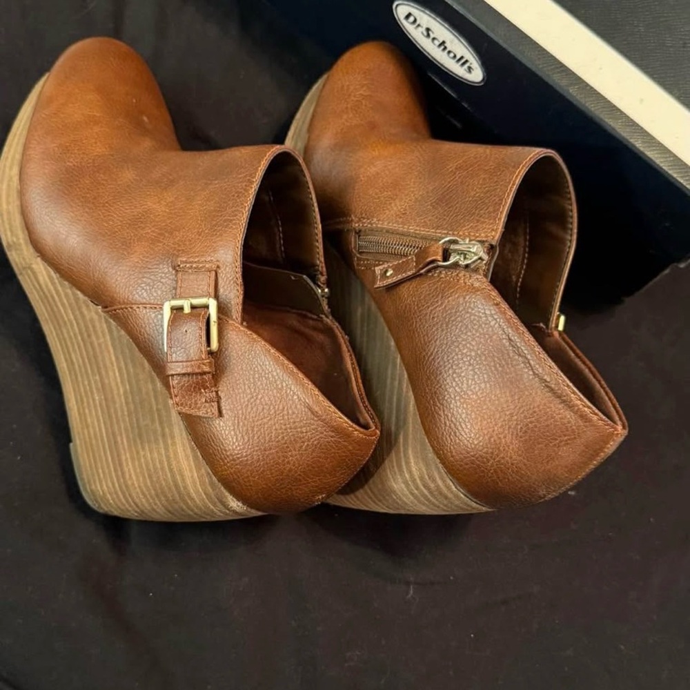 Dr. Scholl's Tan Wedge Shoes with Buckle